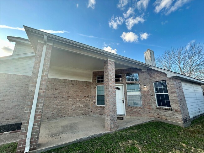 Building Photo - 19718 River Pointe Ln
