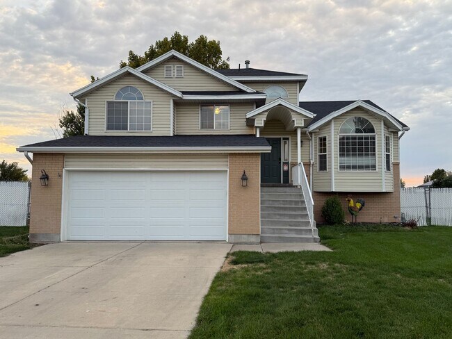Foto del edificio - Spacious 5-Bedroom Home in Clinton!