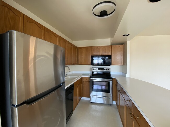Building Photo - 1700 E 56th St