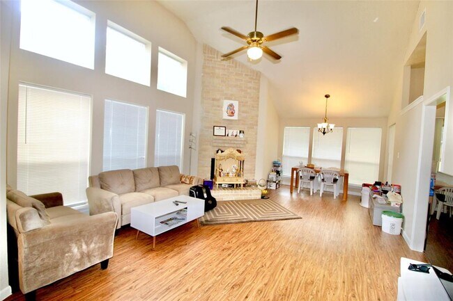 Building Photo - 2911 Silent Dr