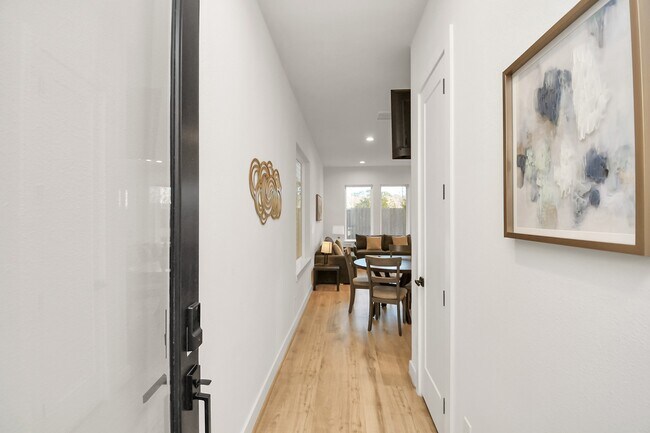 Foto del edificio - 6115 Campos Dr