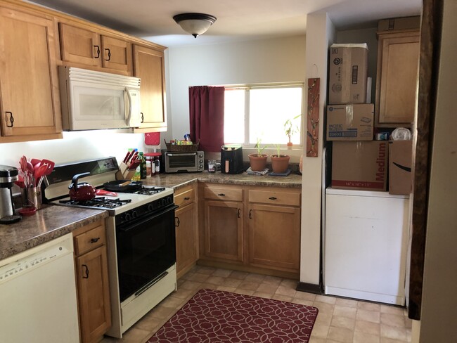 Media cocina derecha al lado del área de lavado - 272 Willowdale Rd