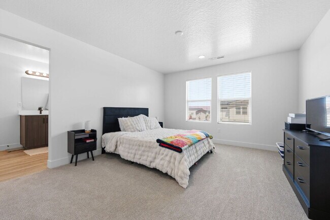 Foto del edificio - Brand-New Luxury Living in South Desert — 4BR End Unit + 2-Car Garage