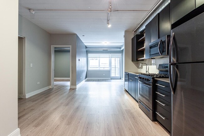 Building Photo - 941 W Belmont Ave