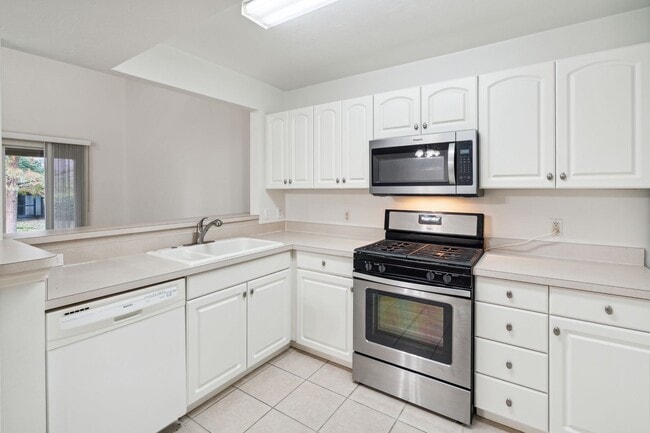 Building Photo - Townhome in Woods Edge!