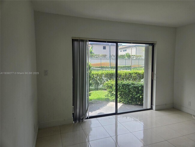 Foto del edificio - 8290 Lake Dr