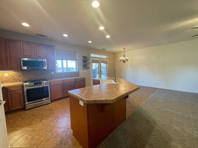 Building Photo - 4 br, 3.5 bath House - 811 Angus St