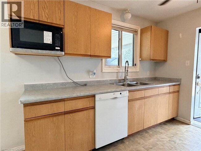 Building Photo - 259 Camille Crescent