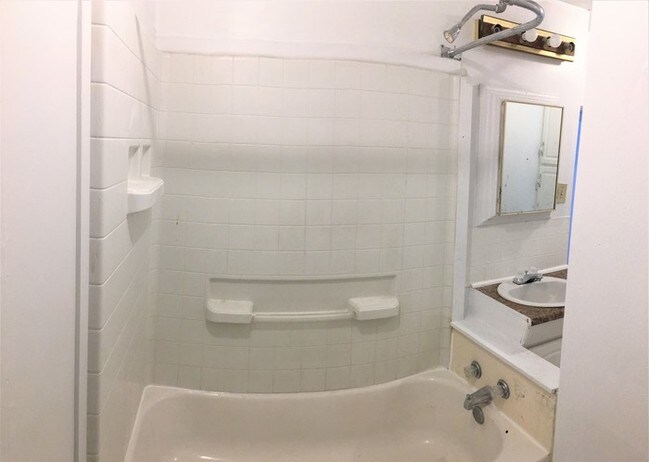 Building Photo - 3 bedroom 1 bath apartment