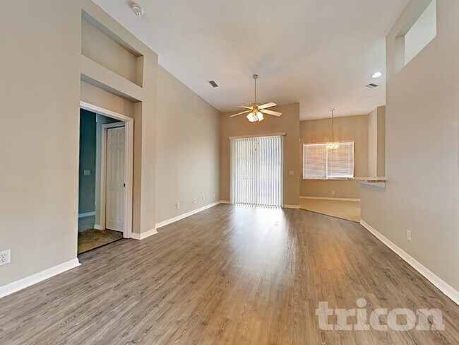 Foto del edificio - 11723 Grove Arcade Dr