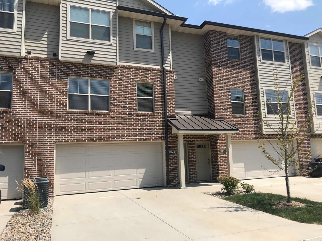 1041 Gypsum Drive, West Des Moines, IA 50266 Townhouse for Rent in