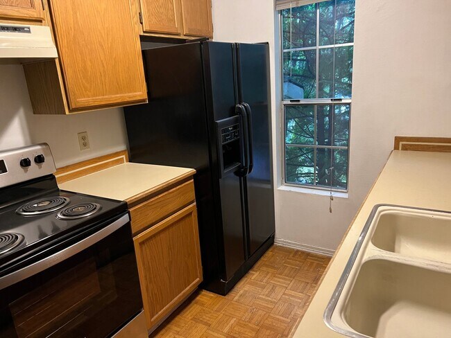 Building Photo - Convenient East Bremerton Condo