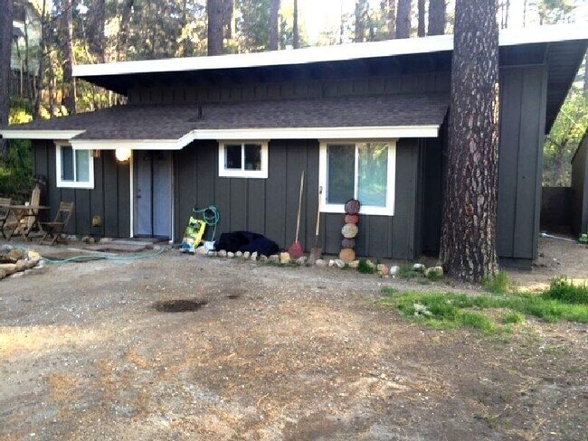 Foto del edificio - 54055 Pine Crest Ave