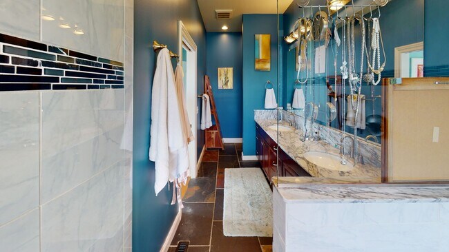 Foto del edificio - River View Townhome in the East Bank