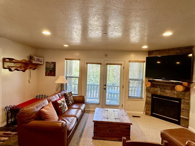 Building Photo - 3521 N Fox Run Dr