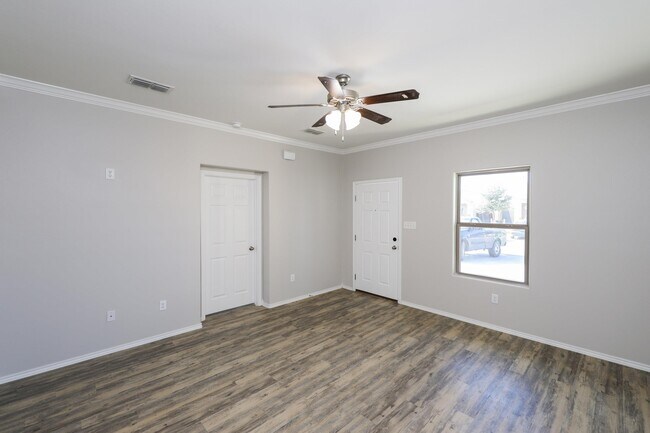 Building Photo - 5811 Moses Lp