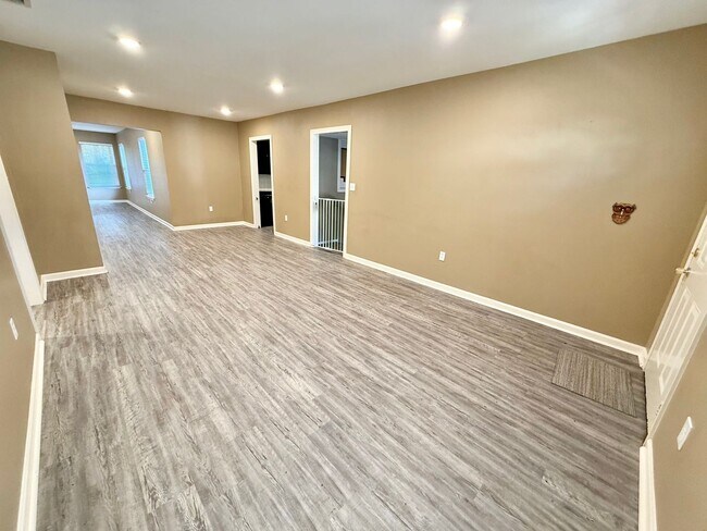 Building Photo - 1319 E Dawson St