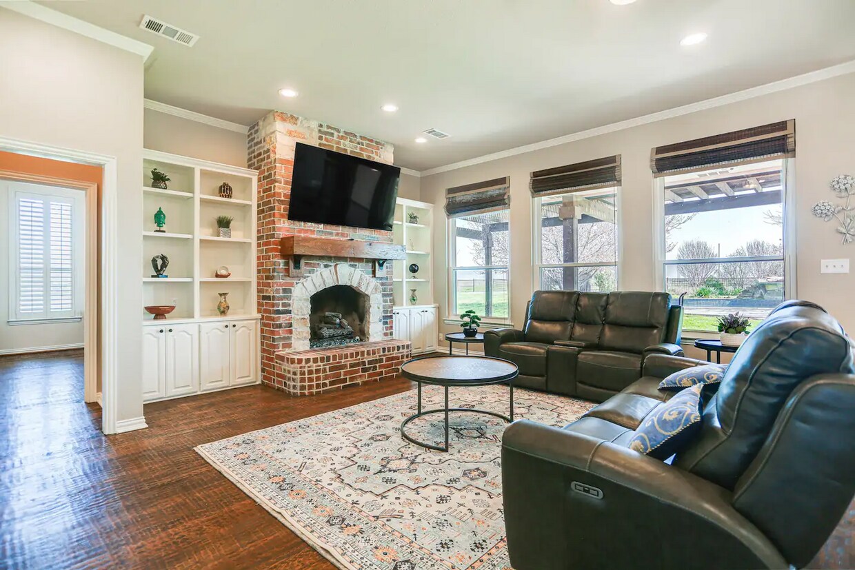 Primary Photo - Charming 5-Bedroom Ranch House with Swimmi...