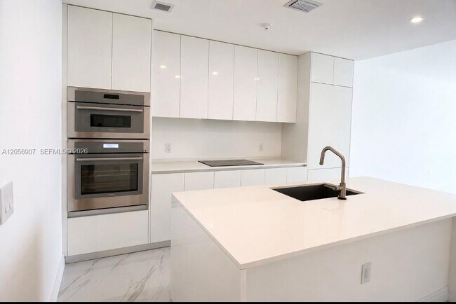 Foto del edificio - 700 NE 24th St