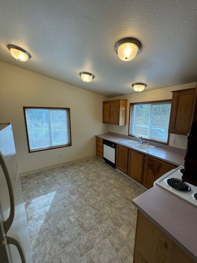 Building Photo - Available Now! Rural setting- 3 bedroom Ma...