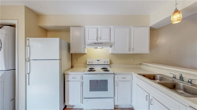 Building Photo - 305 Manuel Dr