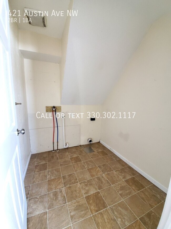 Foto del edificio - Two bedroom one bathroom townhouse for ren...
