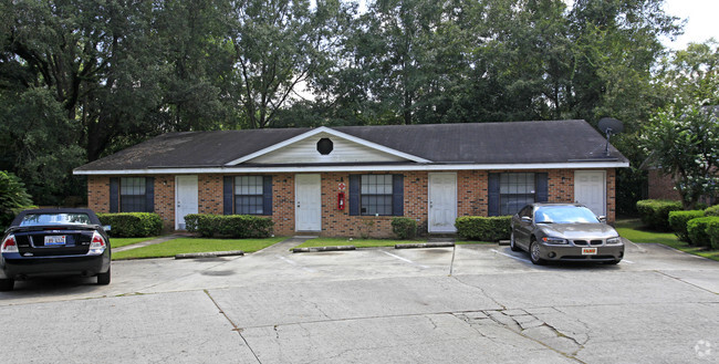 Building Photo - Camellia Knoll