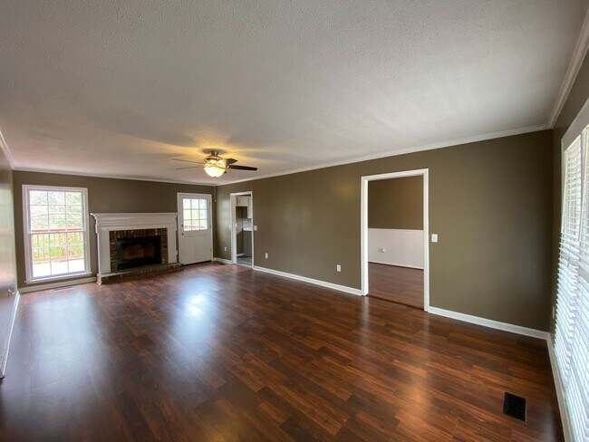 Building Photo - 221 Ridgewood Dr