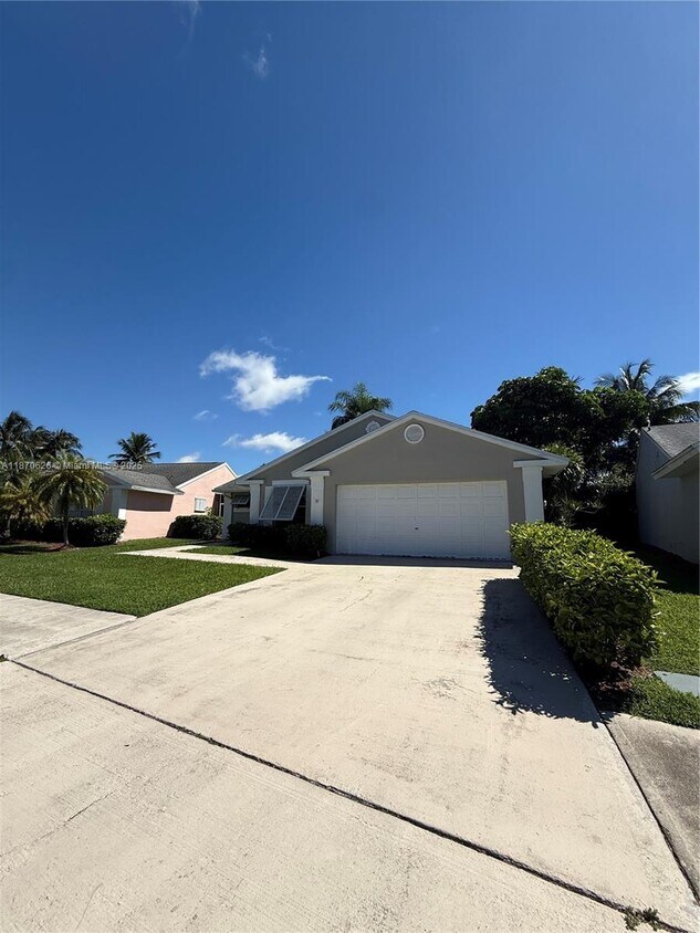 Foto principal - 665 SE 25th Ln