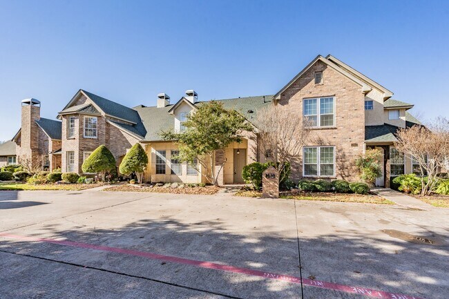 Building Photo - UPDATED and SPACIOUS 3/3 Townhome near Cou...