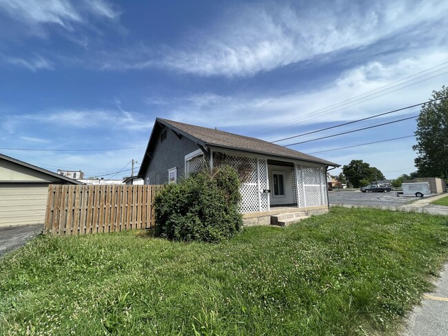 Building Photo - Newly renovated 2 bed 1 bath in Aurora, Missouri!