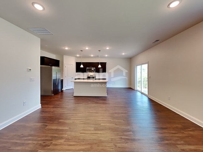 Building Photo - 310 Willow Ln