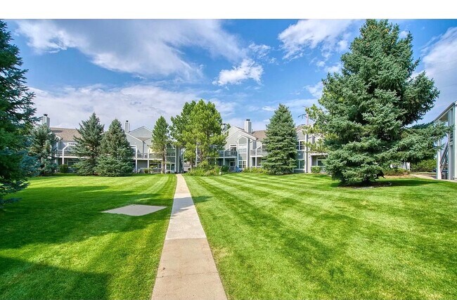 Foto del edificio - 7466 Singing Hills Dr