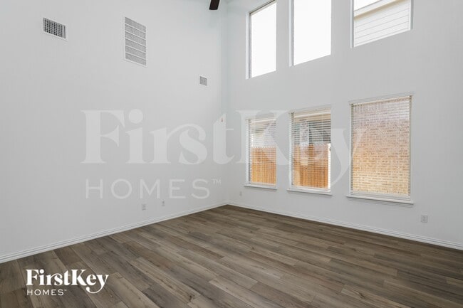 Building Photo - 2528 Northcote Dr