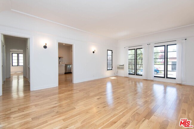 Foto del edificio - 1085 Cloverdale Ave