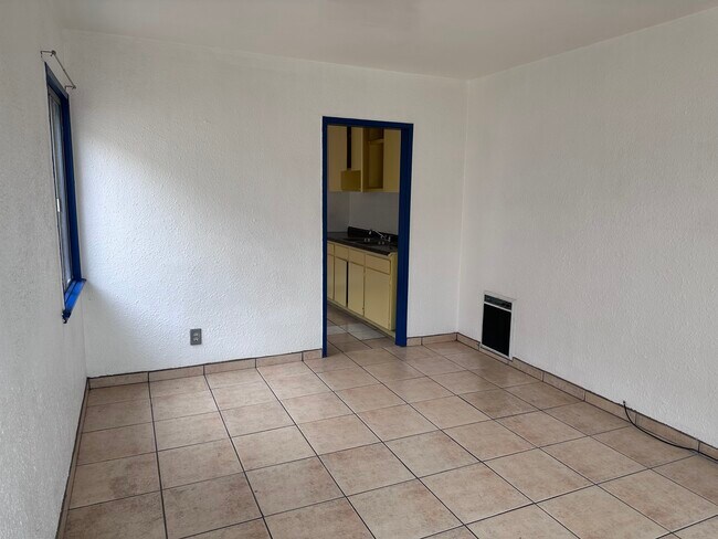 Sala de estar/dormitorio - 1543 Nicola Ave