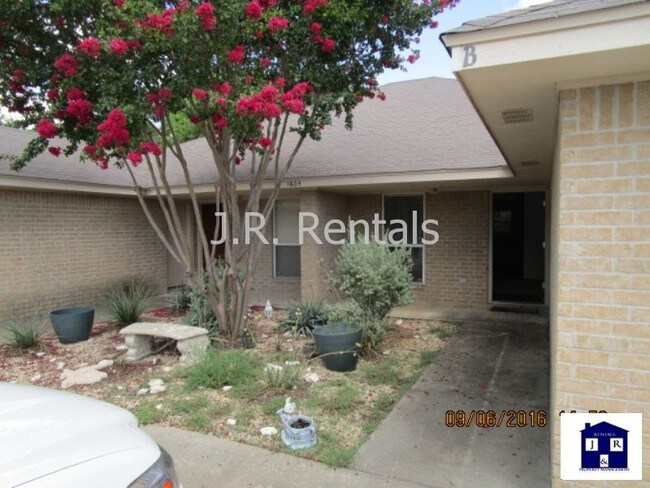 Foto del edificio - Perfect Starter Home Ready For You To Lease