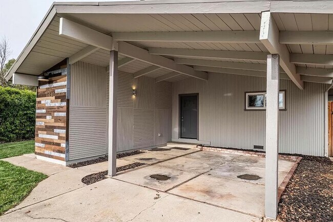 Building Photo - 4421 Robertson Ave