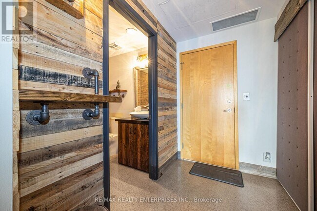 Photo du bâtiment - 700 King St W