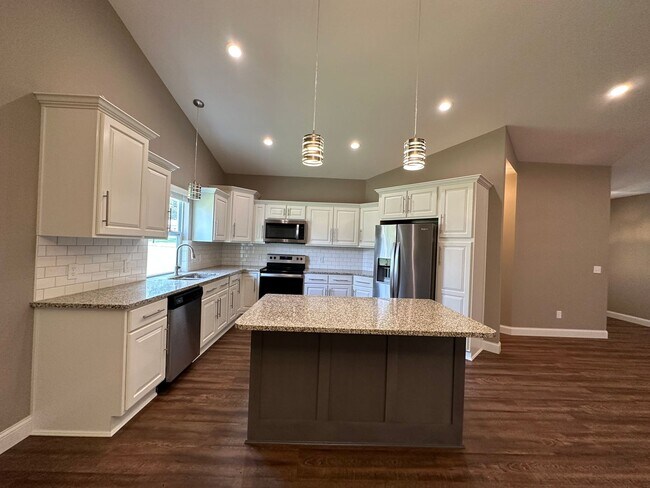 Foto del edificio - Beautiful newer 3 bedroom 2 bath home in S...