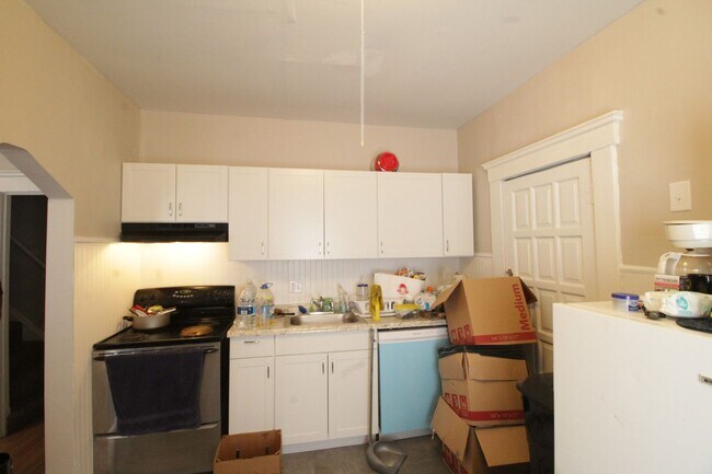Building Photo - Updated 3 Bedroom 1.5bth Single Family