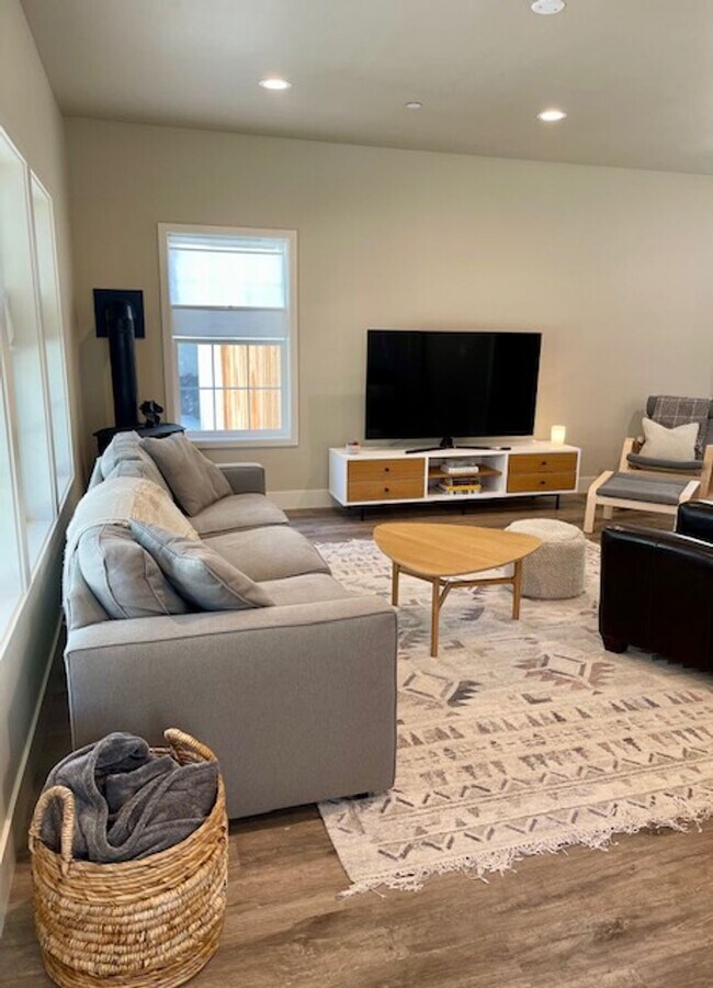 Foto del edificio - Modern 3 Bedroom 2.5 Bathroom House Close to Downtown Nevada City