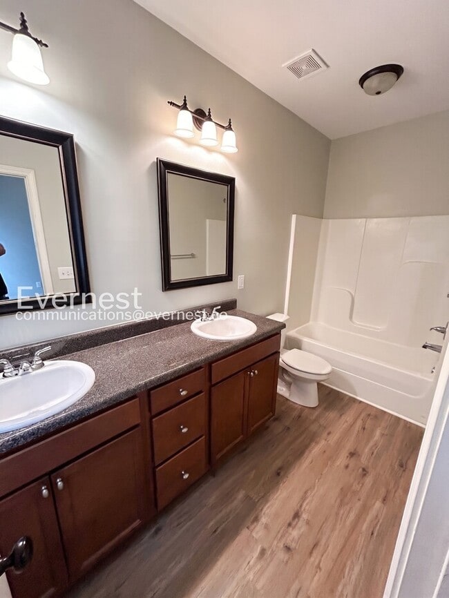 Building Photo - Limited Time Special Offer / 3 Bed, 2 Bath Home with Garage / Pet-Friendly / Vouchers Accepted / ...