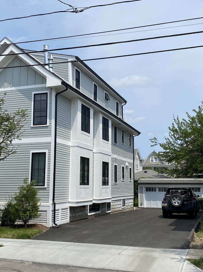 Building Photo - 33 Brimmer St