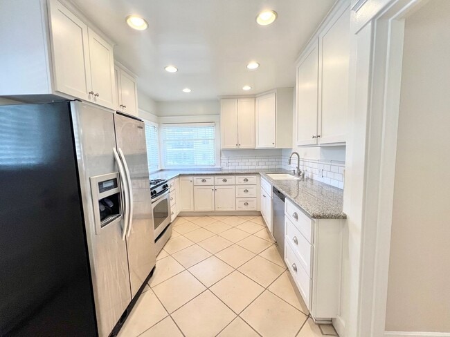 Building Photo - Sun-Drenched Top Floor 3BD in the Heart of Belmont Heights | Garage Included