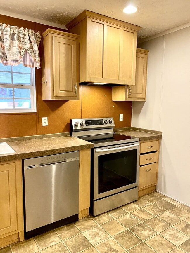 Building Photo - Quiet home in the country