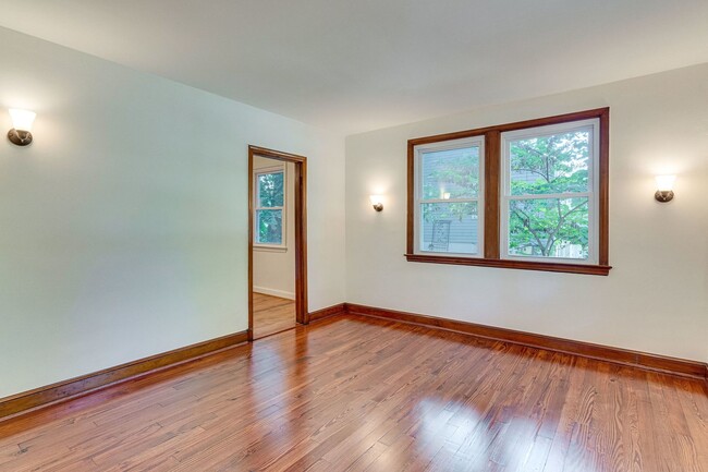 Building Photo - Charming 3bd/ 2ba Cape Cod w/ backyard woo...