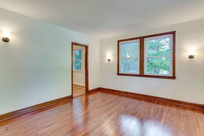 Foto del edificio - Charming 3bd/ 2ba Cape Cod w/ backyard woo...