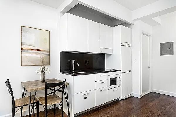 Building Photo - 212 W 91st St