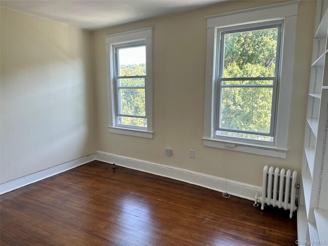 Building Photo - 497 Warburton Ave